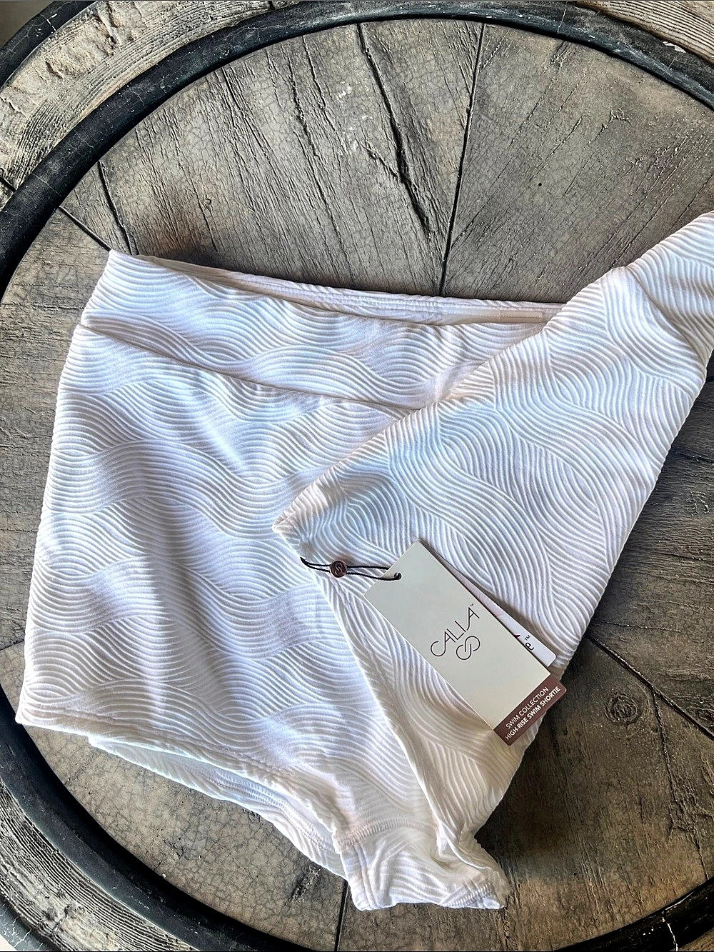 CALA Wave Shorts in White Size Large NWT excellent